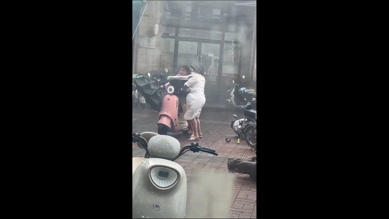 evacuari masive dupa ce taifunul noul a lovit china si hong kong rafalele de peste 160 km h au dus la anularea a sute de zboruri 6a65d506838ff