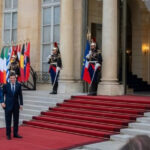 foto nicusor dan si mirabela gradinaru la palatul elysee presedintele si partenera sa au participat la receptia de ziua frantei 6a55cac912333