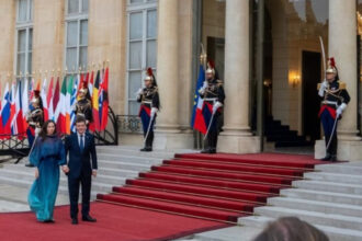 foto nicusor dan si mirabela gradinaru la palatul elysee presedintele si partenera sa au participat la receptia de ziua frantei 6a55cac912333