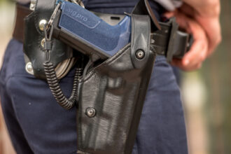 franta voteaza o lege care schimba regulile privind utilizarea armelor de catre fortele de ordine proiectul starneste controverse 6a5f3d725d114