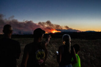 galerie foto incendiile de vegetatie fac ravagii in franta 10 000 de oameni au fost evacuati din calea flacarilor conditiile se deterioreaza 6a4b851964d61