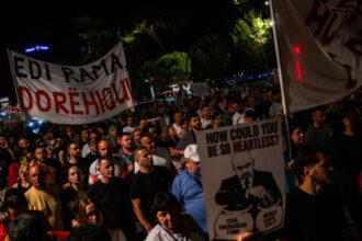 in timp ce mii de oameni protestau la tirana premierul albaniei il primea cu mare pompa pe kanye west 6a53983e365cc