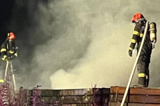 incendiu in zona pietei garii din targu mures au luat foc stive de traverse de cale ferata 6a500639ee8f6