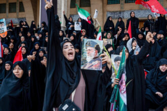 iran lacrimi pumni in piept si indemnuri la razbunare la funeraliile publice din teheran ale ayatollahului ali khamenei 6a490c4949178