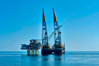 platforma offshore de productie din cadrul proiectului neptun deep a fost instalata in marea neagra are peste 225 de metri inaltime 6a5e24490eb6b