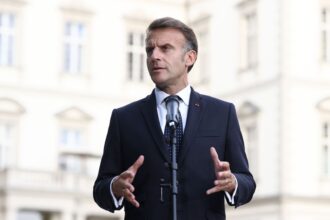 pompierii romani felicitati de emmanuel macron pentru interventia in incendiile din franta 6a6511e9863b8