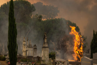 pompierii romani vor continua inca doua saptamani misiunea de sprijin pentru stingerea incendiilor din franta 6a684dd845fdd