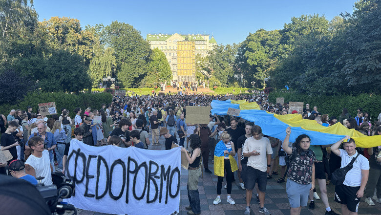 protestele din ucraina intra in a treia saptamana mii de oameni ii cer lui zelenski sa l readuca pe mihailo fedorov la aparare 6a6cdd09e9a3f