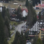 se circula alternativ pe o singura banda pe drumul spre poiana brasov o parte a zidului de sustinere s a prabusit 23bd2c55