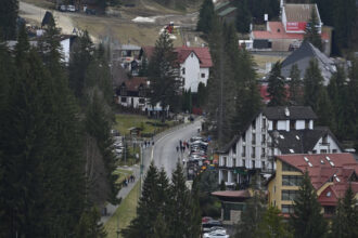 se circula alternativ pe o singura banda pe drumul spre poiana brasov o parte a zidului de sustinere s a prabusit 23bd2c55