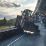 trafic rutier oprit pe dn76 un autotren care transporta un buldoexcavator a lovit limitatorul de inaltime de la un pasaj 6a4c03901b7b6