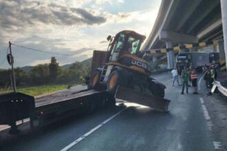 trafic rutier oprit pe dn76 un autotren care transporta un buldoexcavator a lovit limitatorul de inaltime de la un pasaj 6a4c03901b7b6
