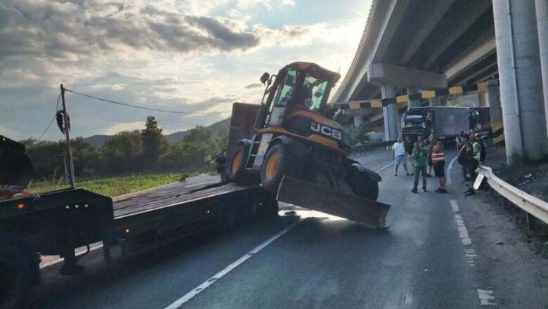trafic rutier oprit pe dn76 un autotren care transporta un buldoexcavator a lovit limitatorul de inaltime de la un pasaj 6a4c03901b7b6