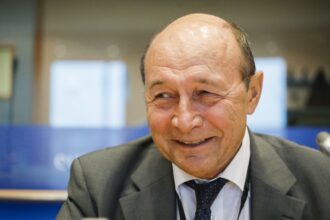 traian basescu il arata cu degetul pe bolojan e nedemn sa pescuiasca parlamentari de la aur 6a6ceb7386d20