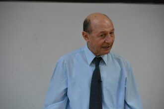 traian basescu il someaza pe nicusor dan sa numeasca un premier trebuie sa aleaga una din aceste doua optiuni 6a65b17bdddee