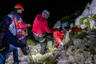 trei turisti straini care au urcat pe munte fara echipament potrivit au fost salvati dupa o misiune de sapte ore a salvamontistilor 6a4d00a64ff14