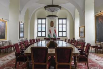 ungaria scandalul magyar orban ajunge la faza pe covoare franjuri rupti si o pata descoperite la bunurile istorice din karmelita 6a68c4e88c59a