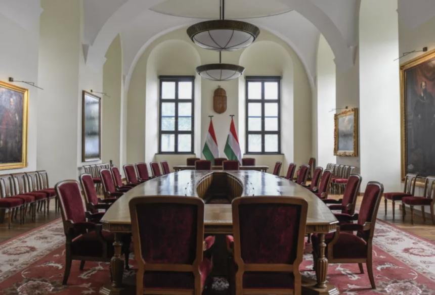 ungaria scandalul magyar orban ajunge la faza pe covoare franjuri rupti si o pata descoperite la bunurile istorice din karmelita 6a68c4e88c59a