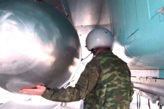 video momentul in care rusia lanseaza o bomba glisanta fab 3000 devastatoare de trei tone asupra unui orasel ucrainean 6a562d148e97d