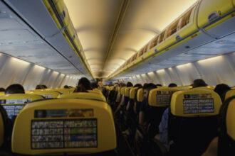 video noi imagini din avionul in care s a spart un hublou in timpul zborului un pasager a fost la un pas sa fie tras in afara aeronavei 6a5254d672eb7