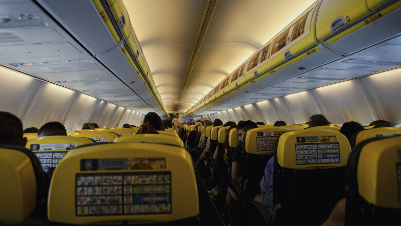 video noi imagini din avionul in care s a spart un hublou in timpul zborului un pasager a fost la un pas sa fie tras in afara aeronavei 6a5254d672eb7