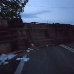 video valea oltului blocata dupa ce un autocamion a patruns pe contrasens si s a rasturnat pe dn7 6a5889d932c54