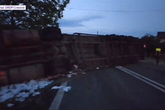 video valea oltului blocata dupa ce un autocamion a patruns pe contrasens si s a rasturnat pe dn7 6a5889d932c54