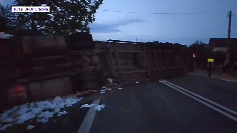 video valea oltului blocata dupa ce un autocamion a patruns pe contrasens si s a rasturnat pe dn7 6a5889d932c54