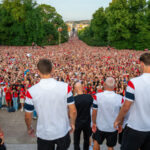 videofoto cm 2026 fotbalistii norvegieni primiti triumfal la oslo 90 000 de fani si printul mostenitor cantand la toba 6a5603368f305