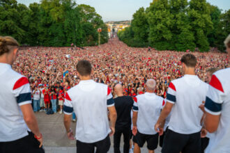 videofoto cm 2026 fotbalistii norvegieni primiti triumfal la oslo 90 000 de fani si printul mostenitor cantand la toba 6a5603368f305