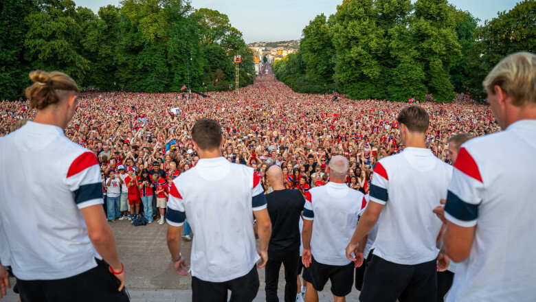 videofoto cm 2026 fotbalistii norvegieni primiti triumfal la oslo 90 000 de fani si printul mostenitor cantand la toba 6a5603368f305