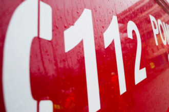 accident pe valea oltului la calimanesti doua masini s au ciocnit o victima incarcerata una pe asfalt traficul e blocat 6a6da1ebd1a55
