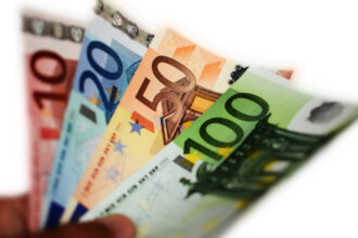 banca centrala europeana dezvaluie noile modele de bancnote euro mesajul surprinzator al lui lagarde nu renuntati inca la numerar 6a85e608c56fb