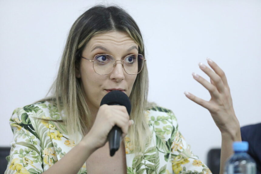 buzoianu ii da dreptate lui isarescu ar fi trebuit sa ne certam in interior si sa iesim cu front comun ce solutii vede pentru criza politica 6a7f6140d3bd5