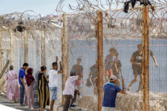 ceuta se pregateste pentru un nou val de migranti la granita au aparut tunuri cu apa si sarma ghimpata 6a8075dcab69a