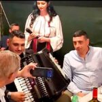 cocalarul simion la o petrecere cu lautari in sua la masa cu constantin ilinescu acuzat in dosarul mineriadei ca impreuna cu miron cozma a organizat deplasarea la bucuresti a minerilor din valea ji 6a8d4e189baed