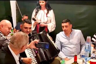 cocalarul simion la o petrecere cu lautari in sua la masa cu constantin ilinescu acuzat in dosarul mineriadei ca impreuna cu miron cozma a organizat deplasarea la bucuresti a minerilor din valea ji 6a8d4e189baed