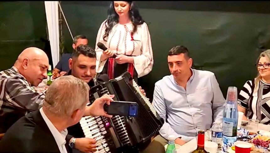 cocalarul simion la o petrecere cu lautari in sua la masa cu constantin ilinescu acuzat in dosarul mineriadei ca impreuna cu miron cozma a organizat deplasarea la bucuresti a minerilor din valea ji 6a8d4e189baed