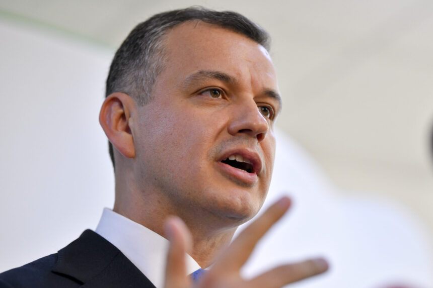 eugen tomac despre legea salarizarii nicusor dan nu va promulga o lege prin care sa fie diminuate veniturile din educatie si sanatate 6a82b1b2729a7
