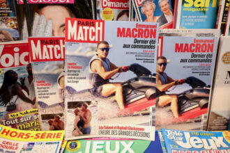 franta arde si presedintele se distreaza pe jet ski imagini cu emmanuel macron din vacanta starnesc numeroase critici 6a7f4e9078af3