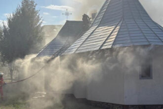 incendiu puternic la o manastire din suceava focul risca sa se extinda si la cladirile din jur 6a83190cdad35