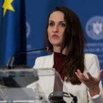 oana toiu in vizita la consulatul general din bonn vrem sa rezolvam cat mai multe cereri am trimis o misiune de sprijin de la bucuresti 6a8dd861f0bda