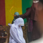 pedeapsa brutala in indonezia 11 oameni biciuiti public printre infractiuni imbratisarile tinutul de mana si consumul de alcool 6a885ee1de682