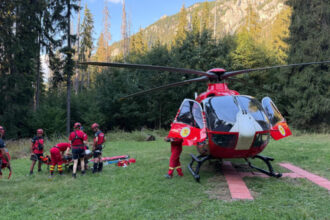 video accident grav in masivul ceahlau un turist a cazut in gol 30 de metri a fost chemat elicopterul smurd 6a8aadac7a84f