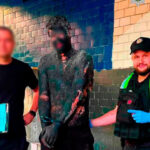 videofoto metoda inedita de camuflaj un hot din kiev s a uns cu smoala pentru a deveni invizibil politistii l au curatat in 5 ore 6a8173276cbf4