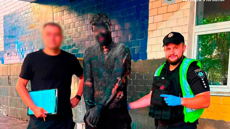 videofoto metoda inedita de camuflaj un hot din kiev s a uns cu smoala pentru a deveni invizibil politistii l au curatat in 5 ore 6a8173276cbf4