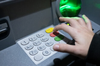 credite contractate in numele victimelor si bani transferati catre infractori peste 170 de cazuri de frauda bancara anuntate de csalb 6aa1331d3adce
